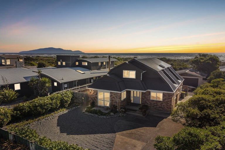 Photo of property in 11 Rodney Avenue, Te Horo Beach, Otaki, 5581