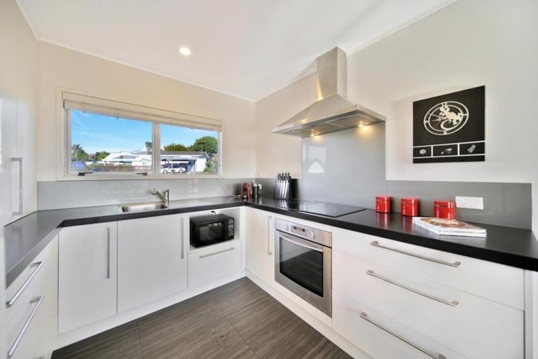 Photo of property in 2/52 Highland Park Drive, Highland Park, Auckland, 2010