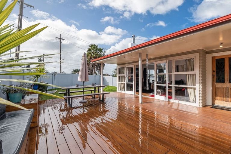 Photo of property in 1/982 East Coast Road, Northcross, Auckland, 0632