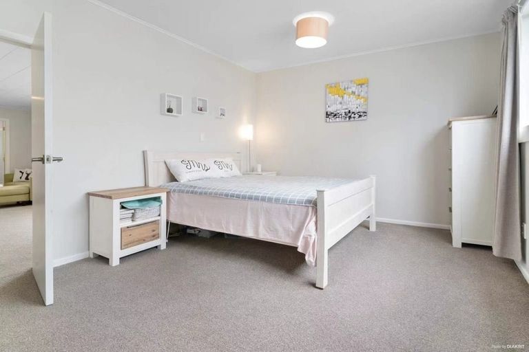 Photo of property in 1/15 Sunhaven Avenue, Glenfield, Auckland, 0629