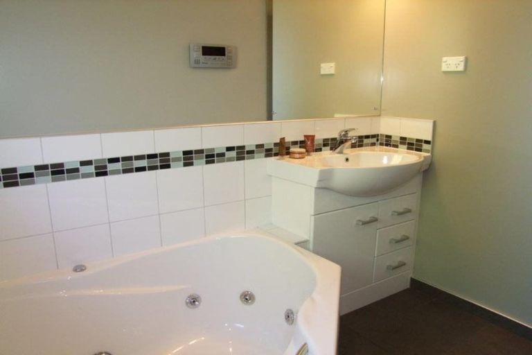 Photo of property in 21 Burns Street, Milton, 9220