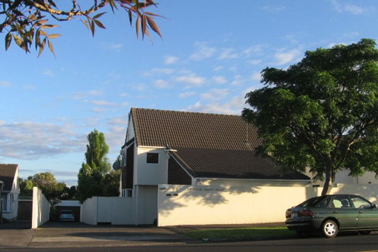 Photo of property in 2/94 Saint Johns Road, Saint Johns, Auckland, 1072