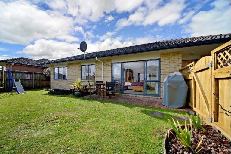 Photo of property in 16 Carisbrook Crescent, Papakura, 2110