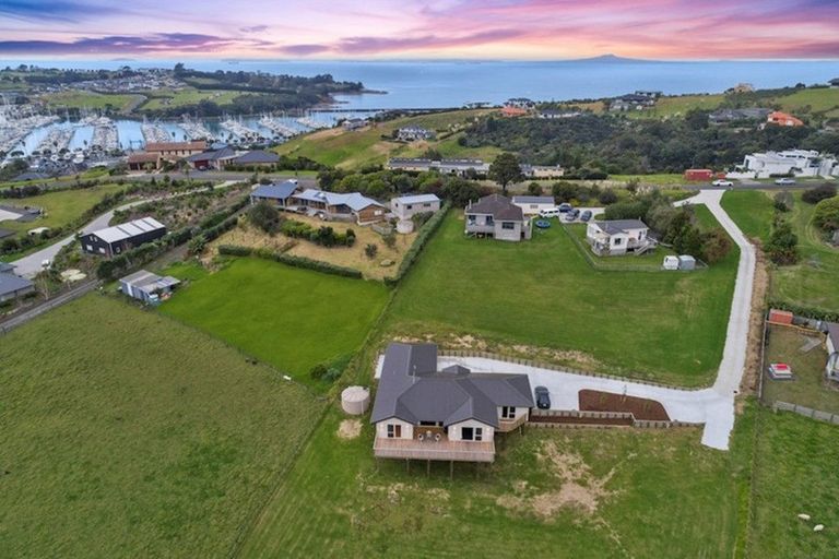 Photo of property in 38 Roberts Road, Matakatia, Whangaparaoa, 0930