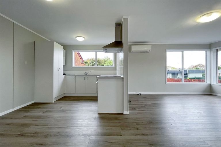 Photo of property in 2/82 Moore Street, Hillcrest, Auckland, 0627