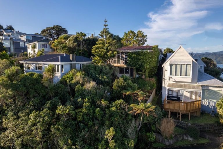 Photo of property in 174 Nevay Road, Karaka Bays, Wellington, 6022