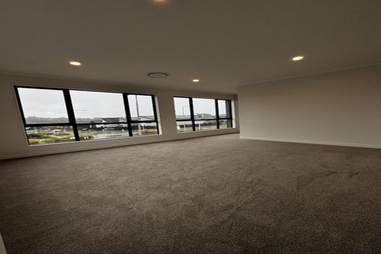 Photo of property in 17 Makenu Crescent, Wainui, 0992