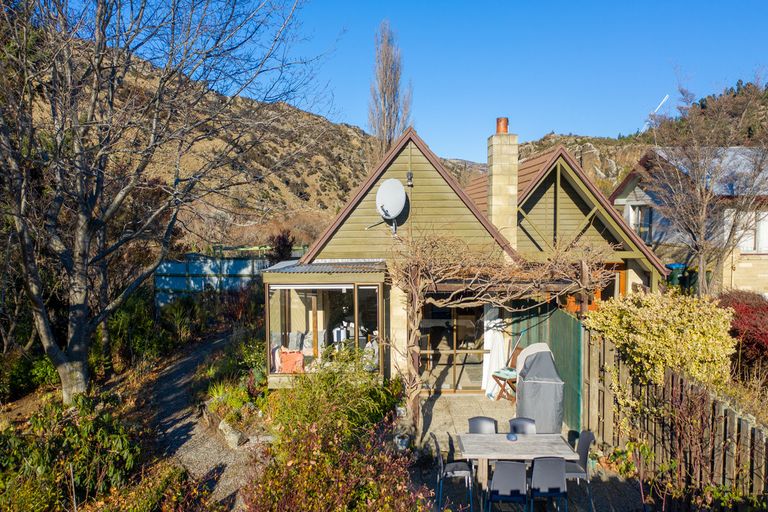 Photo of property in 2 Jedburgh Street, Roxburgh, 9500