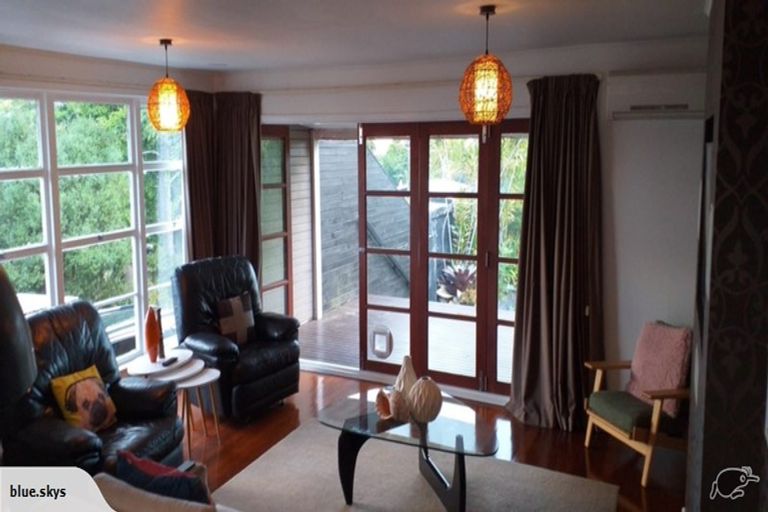 Photo of property in 53 Cliff View Drive, Green Bay, Auckland, 0604