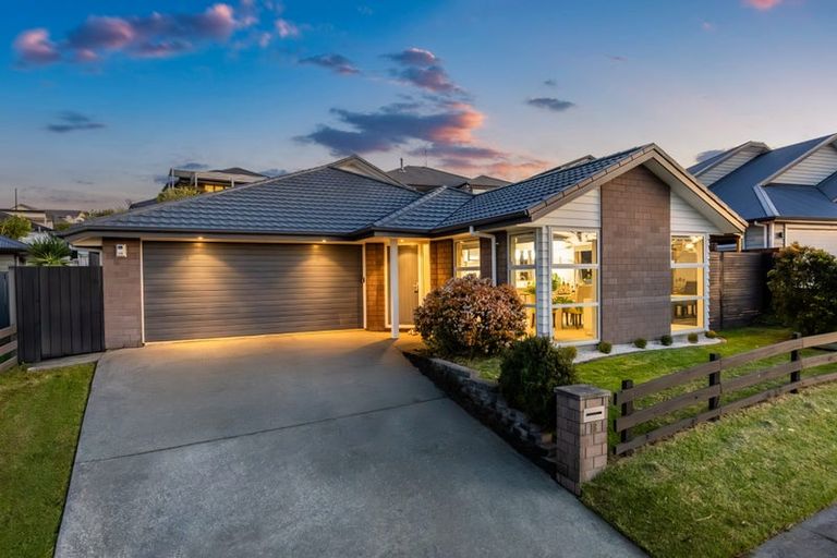 Photo of property in 18 Steamer Road, Silverdale, 0932