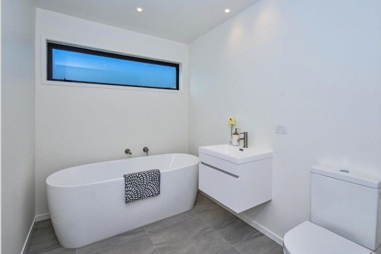 Photo of property in 24 Tapuwae Way, Mangere Bridge, Auckland, 2022