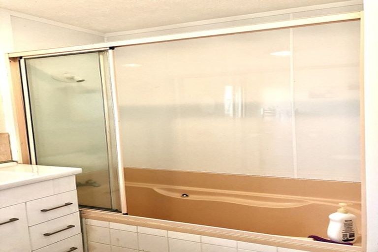 Photo of property in 2/19 Sandgate Avenue, Botany Downs, Auckland, 2010