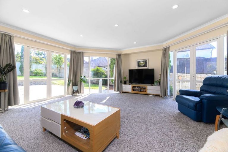 Photo of property in 3 Carrowmore, Pinehill, Auckland, 0632