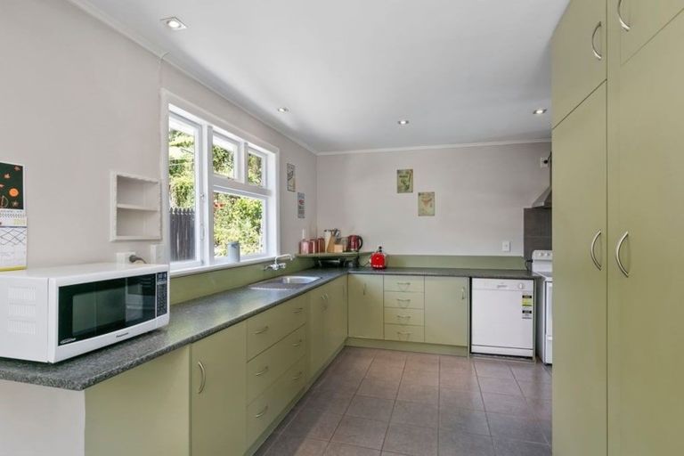 Photo of property in 76a Newlands Road, Newlands, Wellington, 6037
