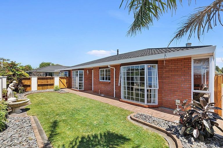 Photo of property in 35 Heta Road, Highlands Park, New Plymouth, 4312