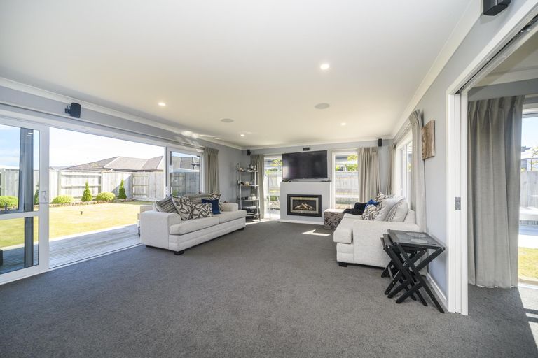 Photo of property in 126 Johnstone Drive, Fitzherbert, Palmerston North, 4410