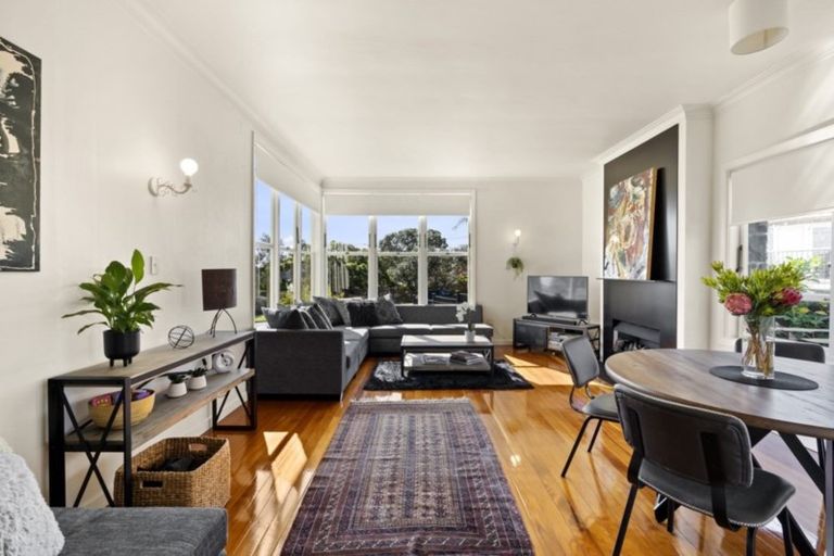 Photo of property in 79 Stanley Point Road, Stanley Point, Auckland, 0624