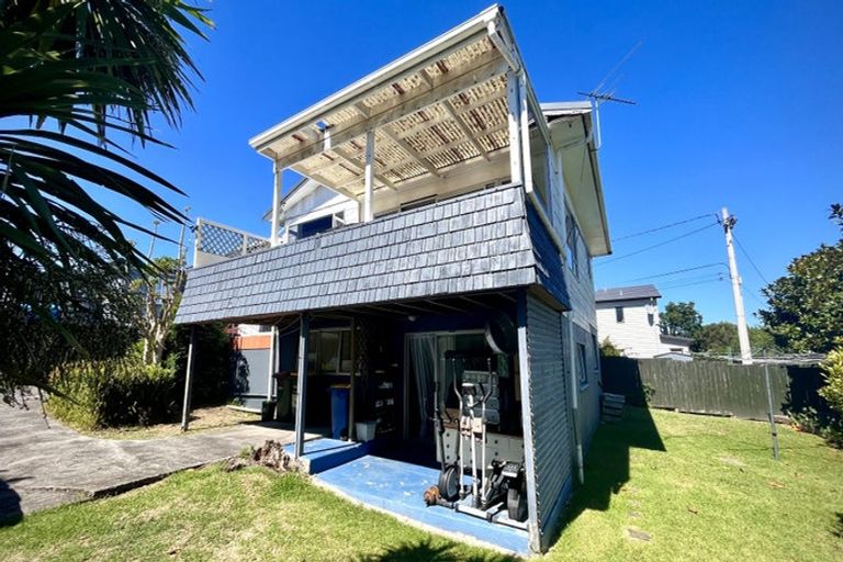 Photo of property in 3 Hillary Heights Avenue, Glendene, Auckland, 0602