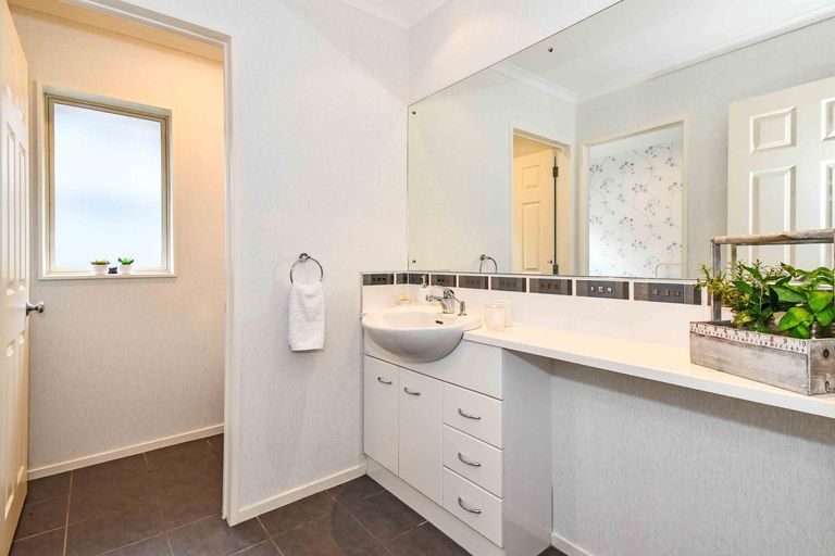 Photo of property in 17 Parkhaven Drive, Rosehill, Papakura, 2113