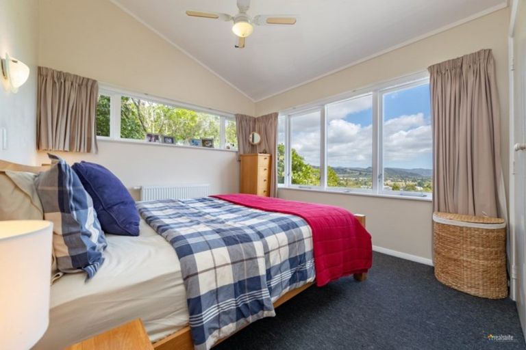 Photo of property in 19 Vista Crescent, Maoribank, Upper Hutt, 5018