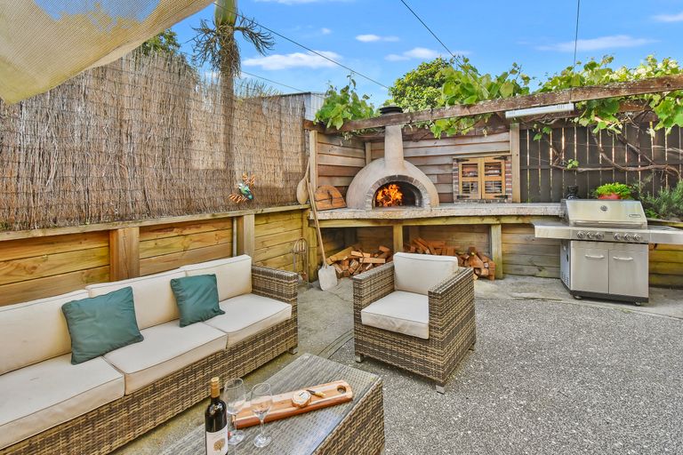 Photo of property in 2/11 The Rosebowl, Sunnyhills, Auckland, 2010