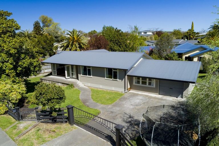 Photo of property in 16 Lucknow Road, Havelock North, 4130