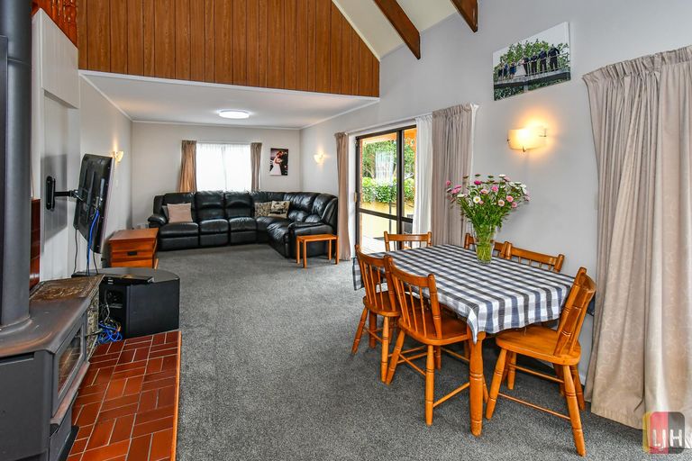 Photo of property in 14 Hadley Wood Drive, Wattle Downs, Auckland, 2103