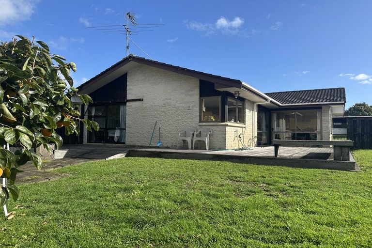 Photo of property in 32 Borrowdace Avenue, Botany Downs, Auckland, 2010