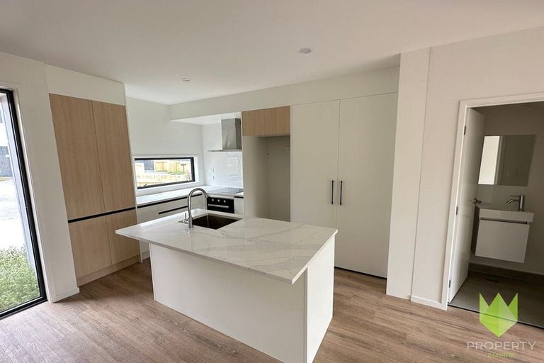 Photo of property in 30 Clay Works Lane, New Lynn, 0600