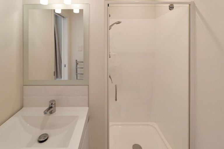 Photo of property in 32 Victory Crescent, Tawa, Wellington, 5028