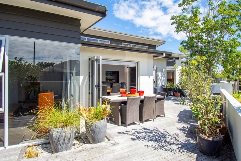 Photo of property in 15 Ella Place, Papamoa Beach, Papamoa, 3118