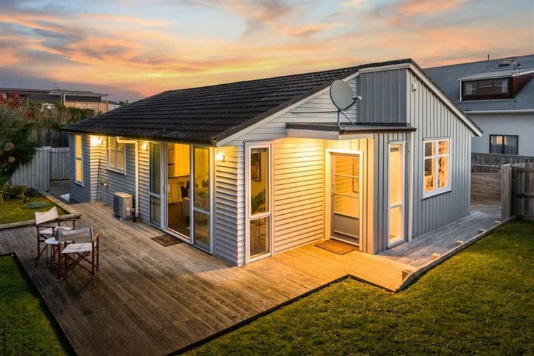 Photo of property in 51 Kapiti Crescent, Titahi Bay, Porirua, 5022