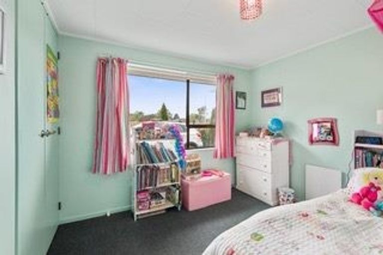 Photo of property in 70 Royal Park Drive, Parklands, Christchurch, 8083