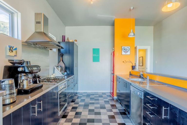 Photo of property in 2 Cornwall Road, Lyttelton, 8082