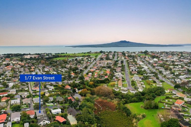 Photo of property in 1/7 Evan Street, Belmont, Auckland, 0622