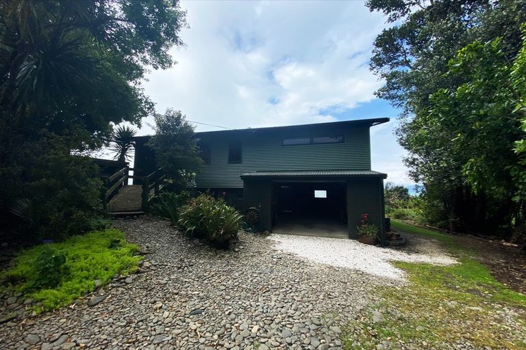 Photo of property in 1736 East Coast Road, Whakatiwai, Miranda, 2473