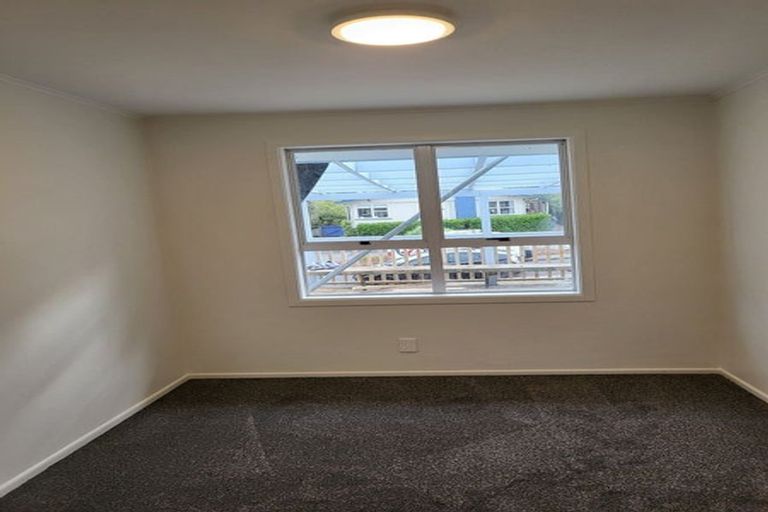 Photo of property in 4 Beazley Place, Glendene, Auckland, 0602