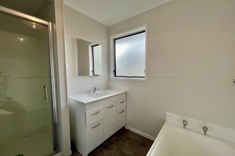 Photo of property in 28 Larissa Avenue, Henderson, Auckland, 0610