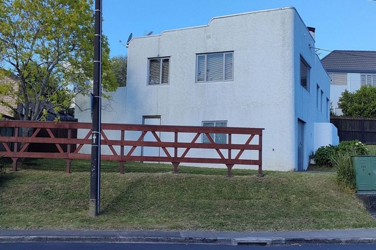 Photo of property in 15 Marsh Avenue, Forrest Hill, Auckland, 0620