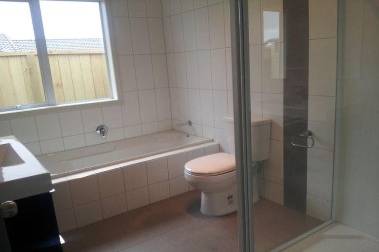 Photo of property in 4 Nirmal Place, Sunnyvale, Auckland, 0612