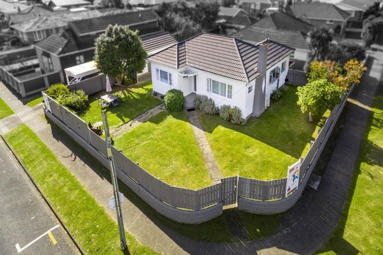 Photo of property in 2 Oxford Crescent, Ebdentown, Upper Hutt, 5018