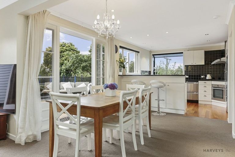 Photo of property in 12 Deane Avenue, Titirangi, Auckland, 0604