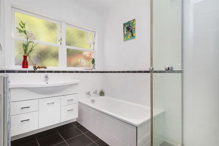 Photo of property in 39 Sunrise Boulevard, Tawa, Wellington, 5028