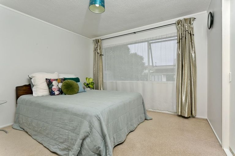 Photo of property in 1/100 Lynn Road, Bayview, Auckland, 0629
