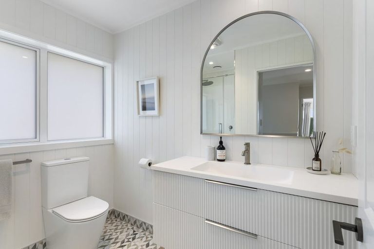 Photo of property in 2/37 Woodlands Crescent, Browns Bay, Auckland, 0630