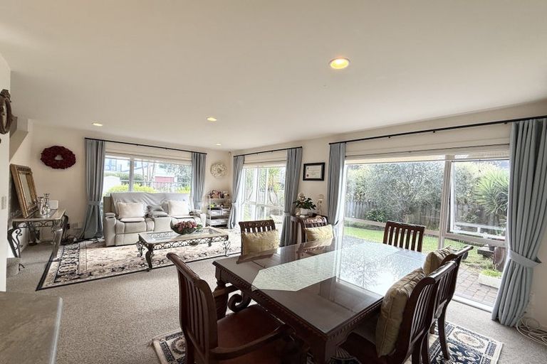 Photo of property in 1/86 Fernhill Way, Oteha, Auckland, 0632