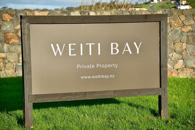 Photo of property in 1 Taemai Place, Okura Bush, Silverdale, 0794