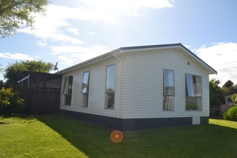 Photo of property in 21 Kingsbridge Place, Newlands, Wellington, 6037