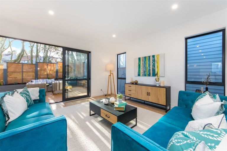 Photo of property in 7a Woodhouse Place, West Harbour, Auckland, 0618