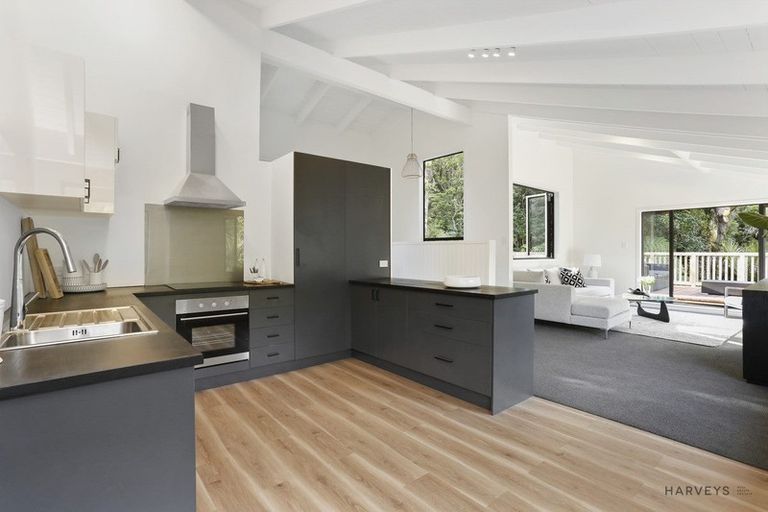 Photo of property in 11 Woontons Lane, Titirangi, Auckland, 0604